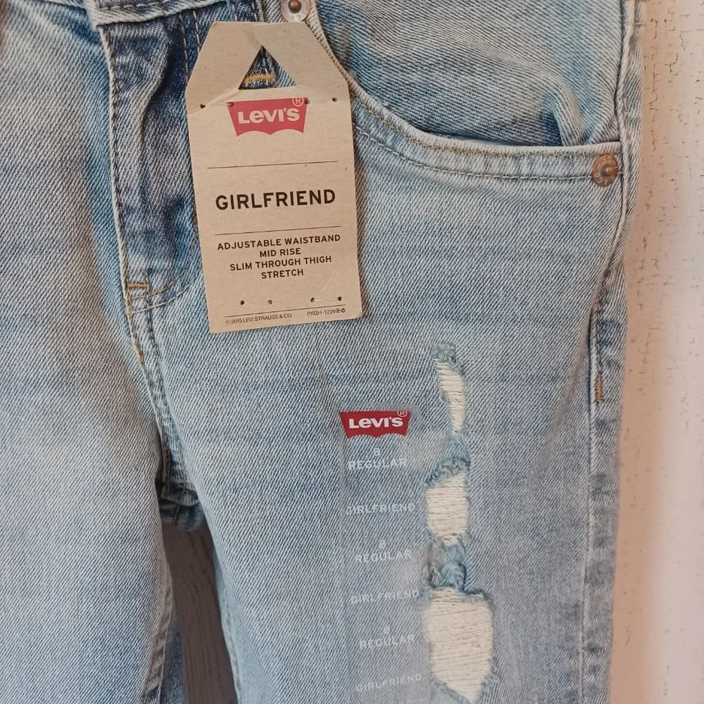 Levi’s Distressed Girlfriend Jeans Size 8 NWT